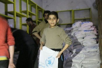 Сирийский мальчик с мешком риса в городе Маодами. Фото ВПП