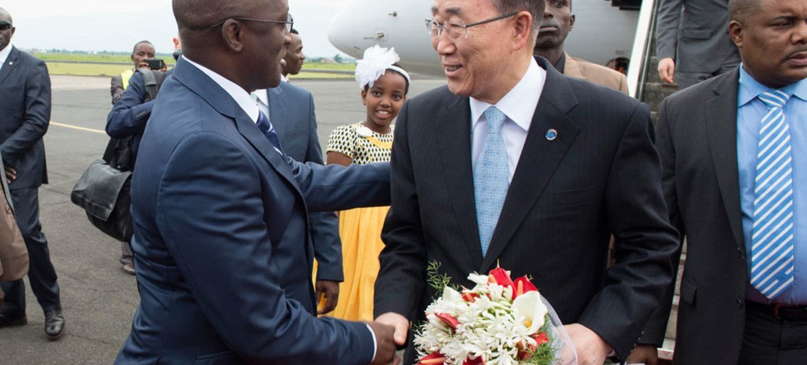 الأمين العام للأمم المتحدة بان كي مون لدى وصوله الى بوجمبورا وكان في استقباله نائب رئيس الوزراء البوروندي غاستون سنديمو. من صور الأمم المتحدة/ إسكندر ديبيبي