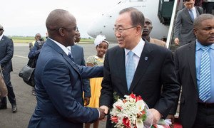 Le Secrétaire général Ban Ki-moon est accueilli à son arrivée à Bujumbura, au Burundi, par le Premier Vice-Président Gaston Sindimwo. Photo ONU/Eskinder Debebe