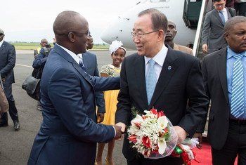 الأمين العام للأمم المتحدة بان كي مون لدى وصوله الى بوجمبورا وكان في استقباله نائب رئيس الوزراء البوروندي غاستون سنديمو. من صور الأمم المتحدة/ إسكندر ديبيبي