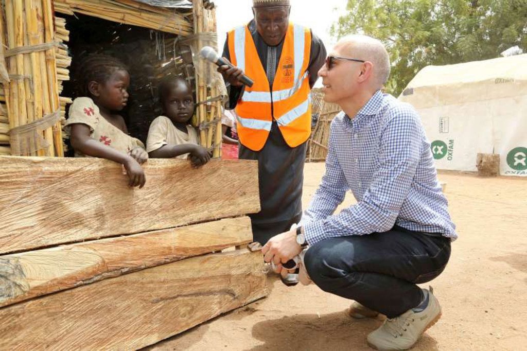 联合国难民署助理高级专员蒂尔克与流离失所的尼日利亚儿童交谈。