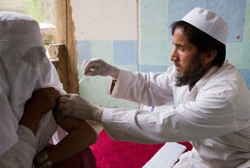 Un médecin vaccine une femme afghane contre le tétanos. Photo OMS/Chris Black