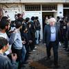 O'Brien traverse une foule d'hommes en Syrie.