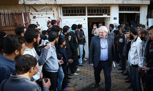 Le Secrétaire général adjoint aux affaires humanitaires, Stephen O'Brien (au centre) rendant visite à des habitants du quartier  d'Al Waer à Homs, en Syrie, in décelbre 2015. Photo OCHA/Bassam Diab