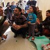Filippo Grandi conversa con refugiados en la isla griega de Lesbos. Foto: ACNUR/Achilleas Zavallis