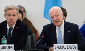 L’Envoyé spécial du Secrétaire général pour la Syrie, Staffan de Mistura, et le Conseiller spécial auprès de M. de Mistura, Jan Egeland, lors d'une conférence de presse à Genève. Photo : ONU/Jean-Marc Ferré