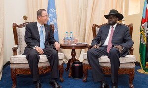 Le Secrétaire général Ban Ki-moon (à gauche) rencontre le Président Salva Kiir du Soudan du Sud, à Juba. Photo ONU/Eskinder Debebe