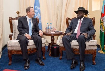 الأمين العام بان كي مون يلتقي الرئيس سالفا كير في جوبا، عاصمة جنوب السودان. الصورة للأمم المتحدة/إسكندر ديبيبي.