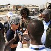 联合国负责人道主义事务的助理秘书长、紧急救济副协调员康京和在南苏丹视察一个学校的废墟和国际移民组织管理的一个诊所。联合国人道协调厅/Charlotte Cans