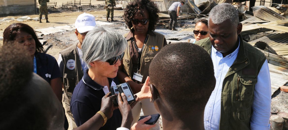 联合国负责人道主义事务的助理秘书长、紧急救济副协调员康京和在南苏丹视察一个学校的废墟和国际移民组织管理的一个诊所。联合国人道协调厅/Charlotte Cans