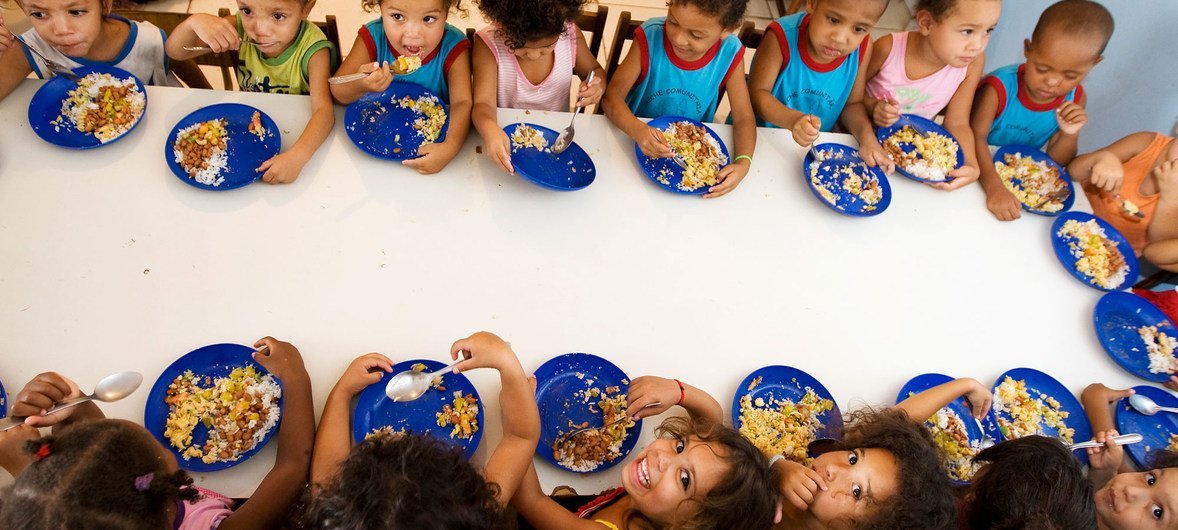 拉丁美洲和加勒比地区学校里的孩子们在享用学校提供的配餐。