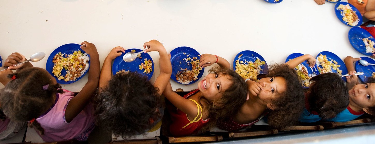 Los países de América Latina han implementado programas de almuerzos escolares para luchar contra el hambre. La pandemia de COVID-19 ha afetado enormemente a los beneficiarios de estos programas. 