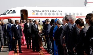Le Secrétaire général de l’ONU, Ban Ki-moon (au centre, serrant la main) arrive à l'aéroport international d’Ouagadougou, où il a été accueilli par le Ministre des affaires étrangères Alpha Barry du Burkina Faso. Photo : ONU / Evan Schneider