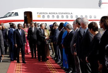 Le Secrétaire général de l’ONU, Ban Ki-moon (au centre, serrant la main) arrive à l'aéroport international d’Ouagadougou, où il a été accueilli par le Ministre des affaires étrangères Alpha Barry du Burkina Faso. Photo : ONU / Evan Schneider