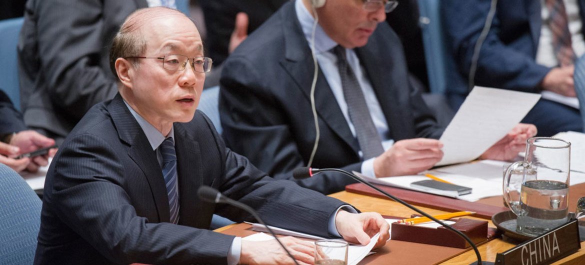 中国常驻联合国代表刘结一主持安理会会议。联合国资料图片/Rick Bajornas