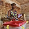 El fracaso de la gobernabilidad es una de las causas de los conflictos en África, según la ONU. En la imagen, una mujer vota en la segunda ronda de las elecciones en la República Centroafricana. Foto: ONU/Nektarios Markogiannis