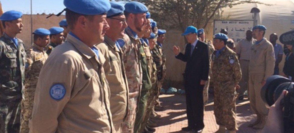 Le Secrétaire général de l'ONU, Ban Ki-moon, rencontre des Casques bleus de la MINURSO lors d'une visite au Sahara occidental, le 5 mars 2016. Photo ONU/porte-parole