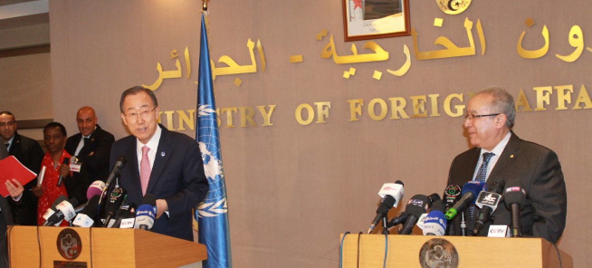 الأمين العام ووزير الخارجية الجزائري في مؤتمر صحفي بالعاصمة الجزائر. الصورة لمركز الأمم المتحدة للإعلام في الجزائر.
