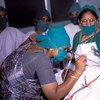 印度的一名医生在实施手术。图片：世界银行/John Isaac
