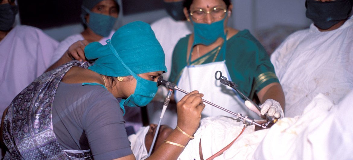 Женщина–доктор  оперирует в госпитале в  Индии. Фото Всемирного  банка