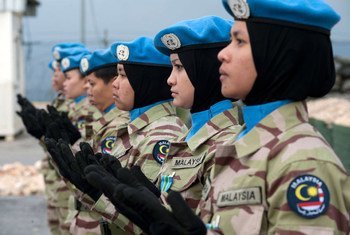 Des femmes malaisiennes de la Force intérimaire des Nations Unies au Liban (FINUL), lors d'une cérémonie de remise de médaille à Kawkaba, au sud du Liban. Photo : ONU / Pasqual Gorriz
