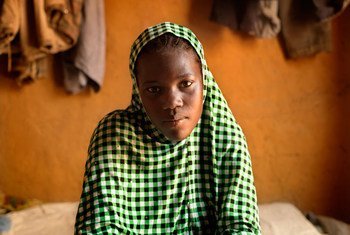 Nafissa, 17 ans, du Niger, a été marriée à l'âge de 16 ans. Trois mois après son mariage, elle est tombée enceinte. Photo UNICEF/Marieke van der Velden
