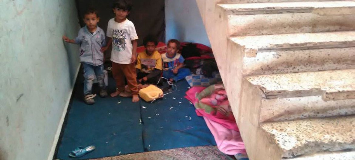 Йеменские дети из числа внутренних беженцев живут в школьном коридоре Фото ВОЗ в Йемене