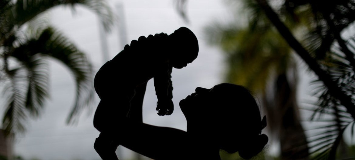 在巴西，一名15岁的母亲举着一个四个月大的患有小头畸形的婴儿。儿基会/Ueslei Marcelino