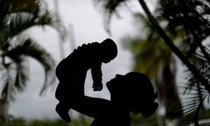 A Recife, au Brésil, une jeune mère avec son bébé atteint de microcéphalie. Photo UNICEF/Ueslei Marcelino