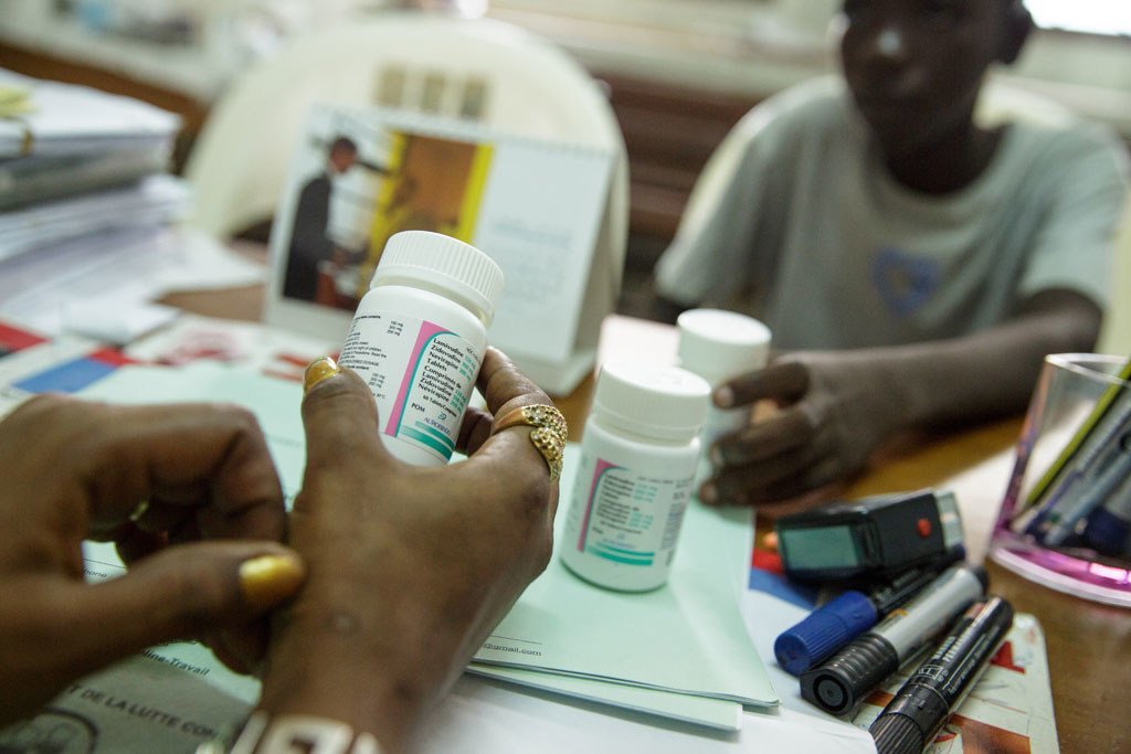 在科特迪瓦，一名顾问正在指导一名被确诊为感染了艾滋病毒的青春期男孩如何正确服用抗逆转录病毒药物。这名顾问为联合国儿童基金会的一个非政府合作伙伴工作。