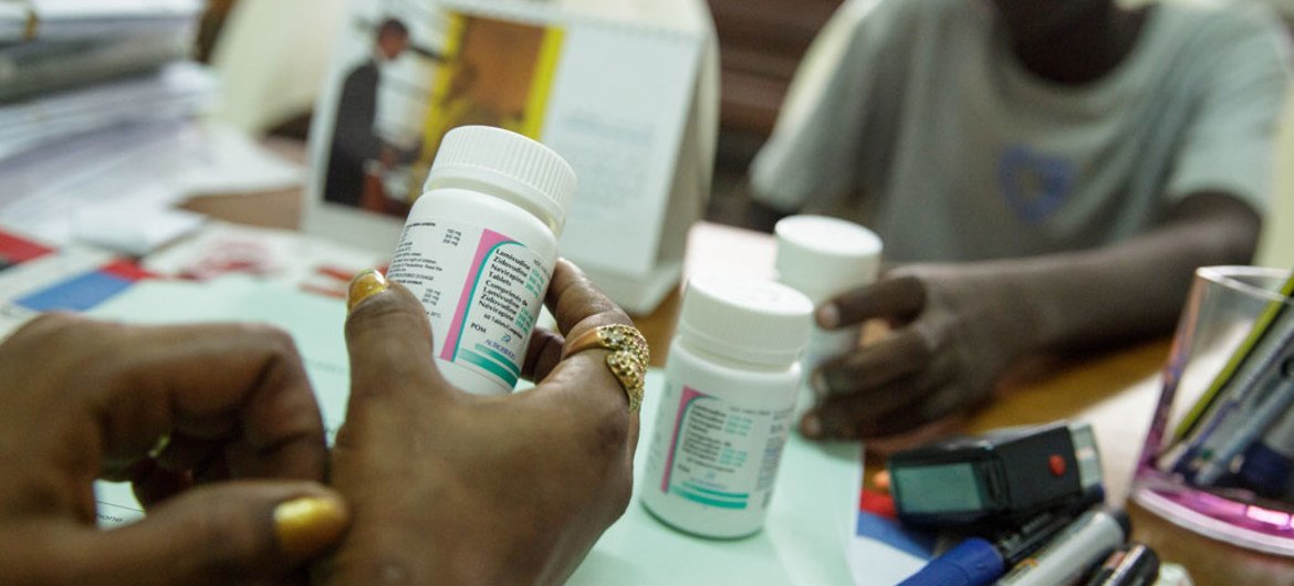 Em Côte d’Ivoire, conselheiro da Unicef informa adolescente sobre antiretrovirais 