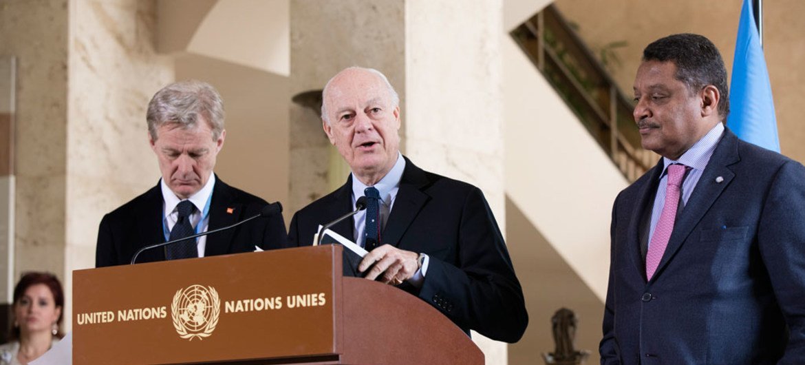 El enviado especial de la ONU para Siria Staffan de Mistura (centro), junto a su asesor especial Jan Egeland (izq.) y Yacoub El Hillo, el coordinador humanitario de la ONU en Siria, informan a la prensa en Ginebra. Foto: ONU/Anne-Laure Lechat