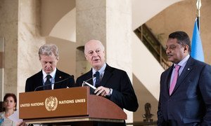 L’Envoyé spécial de l'ONU pour la Syrie, Staffan de Mistura (au centre), son Conseiller spécial, Jan Egeland (à gauche) et le Coordinateur humanitaire de l'ONU en Syrie, Yacoub El Hillo, lors d'une conférence de presse à Genève, le 9 mars 2016. Photo : ONU / Anne-Laure Lechat