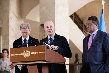 Special Envoy for Syria Staffan de Mistura (centre), flanked by his Special Advisor, Jan Egeland (left) and Yacoub El Hillo, the UN Humanitarian Coordinator in Syria briefing the press in Geneva.