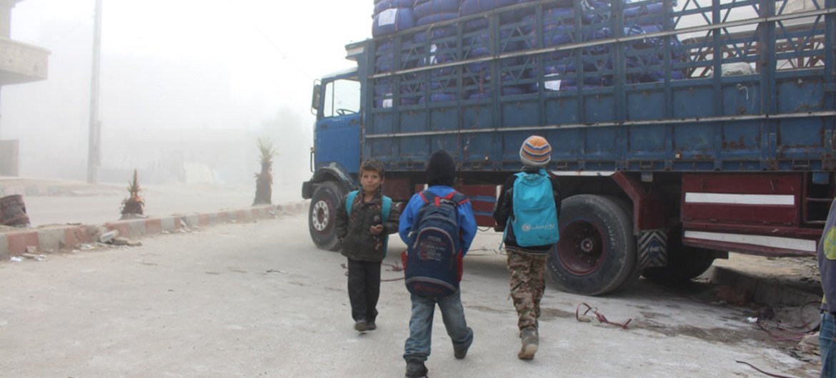 من الأرشيف: شاحنة تحمل مساعدات انسانية إلى بلدة مضايا بسوريا. صور اليونيسيف/Rafik El Ouerchefani
