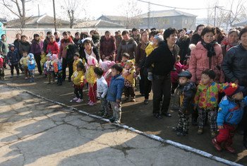 Дети со своими родителями в районе Чонрима, городе Нампо, КНДР. 