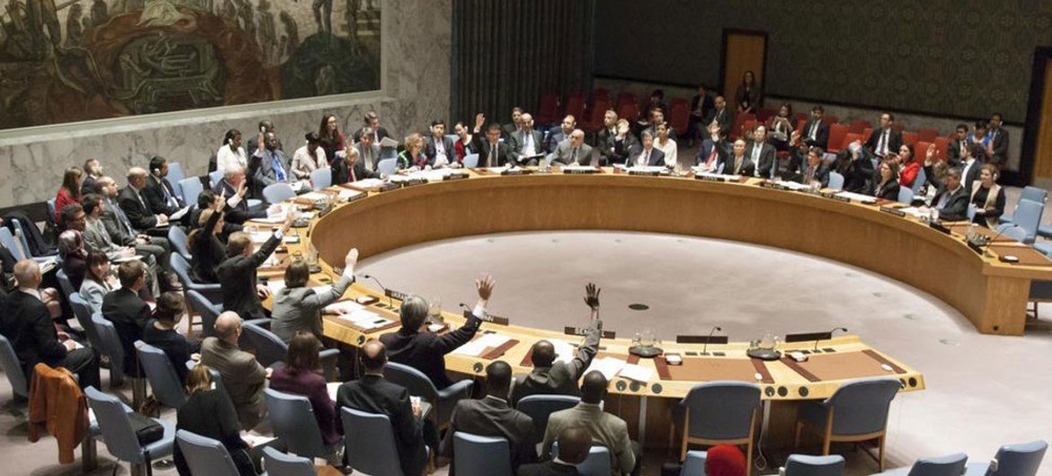 Les membres du Conseil de sécurité de l'ONU votent pour adopter une résolution approuvant des mesures présentées par le Secrétaire général, Ban Ki-moon, pour renforcer la lutte contre l'exploitation et les abus sexuels commis par des Casques bleus. Photo 