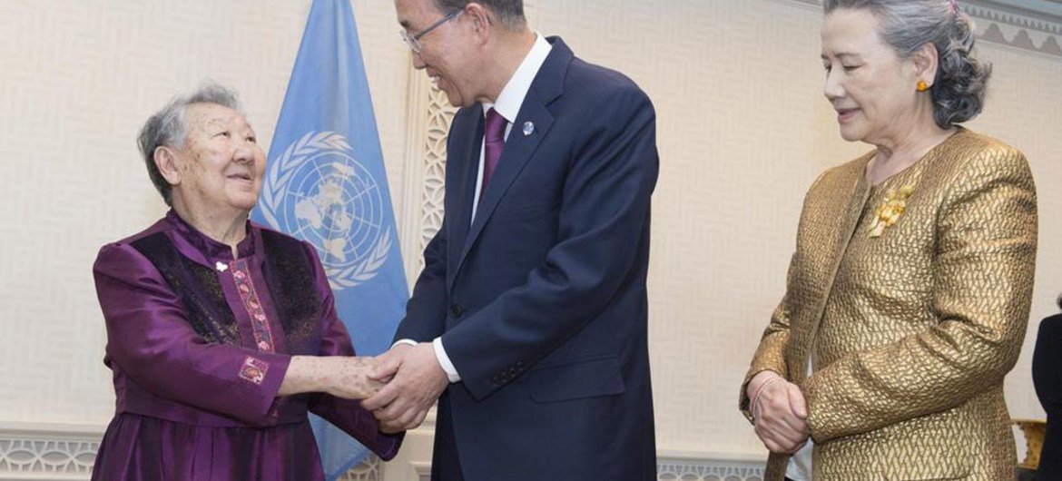潘基文秘书长携夫人会见韩国“慰安妇”幸存者。联合国图片/Eskinder Debebe