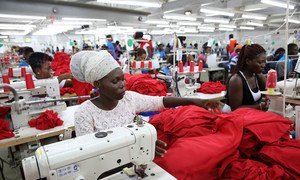 加纳首都阿克拉的工人正在赶制海外客户的成衣订单。这家纺织工厂致力于改善劳资关系，提供高质量的免费餐食及医务室，并努力让提高工人的社会生活质量。