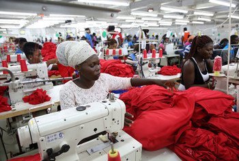 Des femmes employées dans une usine de textile à Accra, au Ghana, produisent des chemises pour l'exportation.