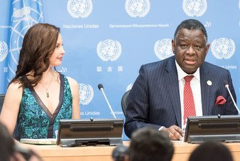 UN Population Fund (UNFPA) Executive Director, Babatunde Osotimehin (right), introduces acclaimed actor Ashley Judd as the agency’s new Goodwill Ambassador.