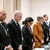 ستيفان دي ميستورا مبعوث الأمم المتحدة الخاص لسوريا (الثاني من اليسار)، ووفد من لجنة المفاوضات العليا يقفون دقيقة حداد أثناء المحادثات. صور الأمم المتحدة/Anne-Laure Lechat