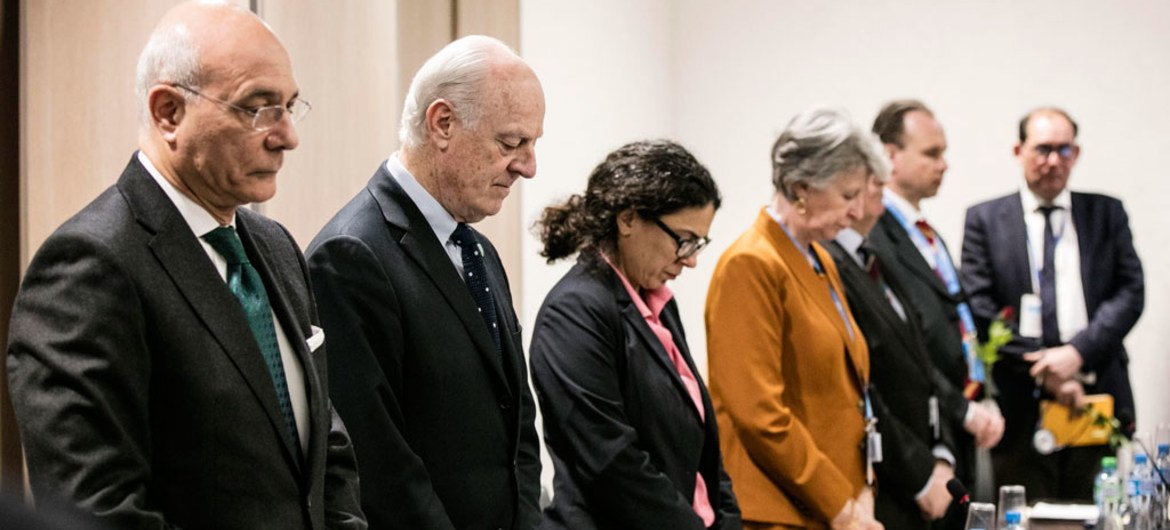 ستيفان دي ميستورا مبعوث الأمم المتحدة الخاص لسوريا (الثاني من اليسار)، ووفد من لجنة المفاوضات العليا يقفون دقيقة حداد أثناء المحادثات. صور الأمم المتحدة/Anne-Laure Lechat