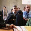 也门妇女在粮食计划署驻地代表的注视下领取粮食券。粮食计划署/Fares Khoailed