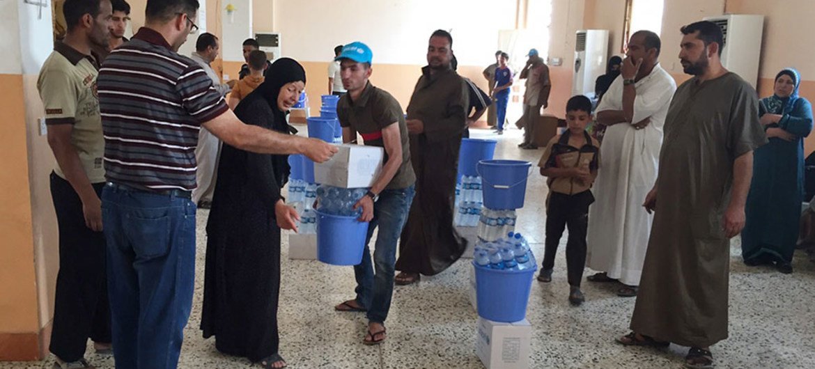 Displaced families from Ramadi receive Rapid Response Mechanism (RRM) kits from UNICEF partner RIRP in Al-Khalidiya, Anbar Governorate, Iraq.