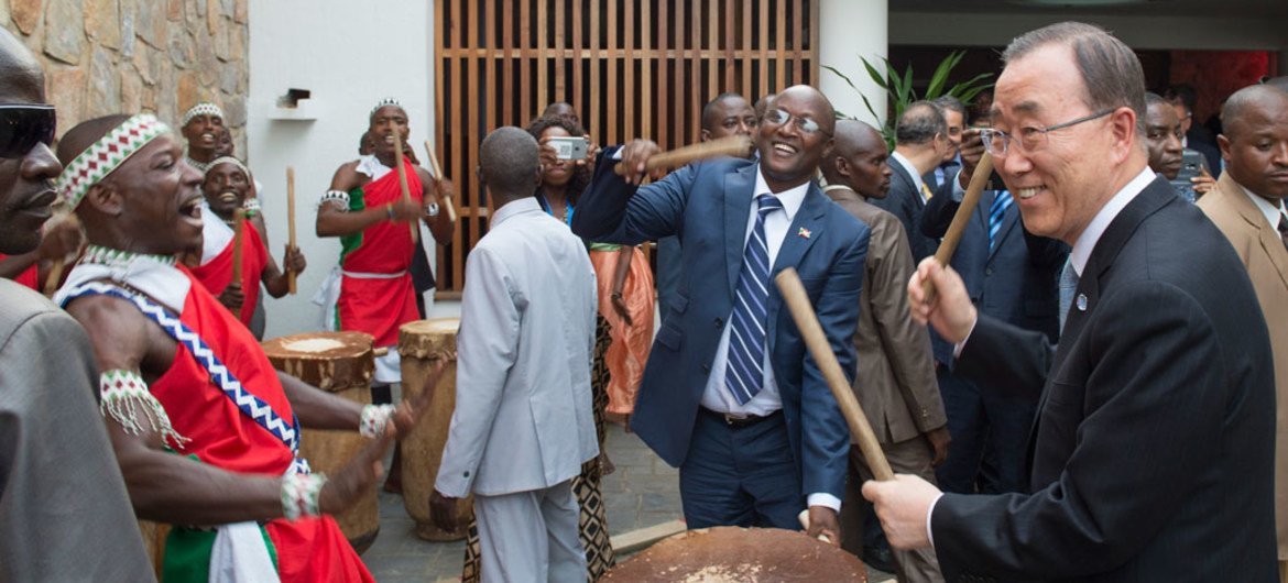 Пан Ги Мун в  ходе визита в  Бурунди