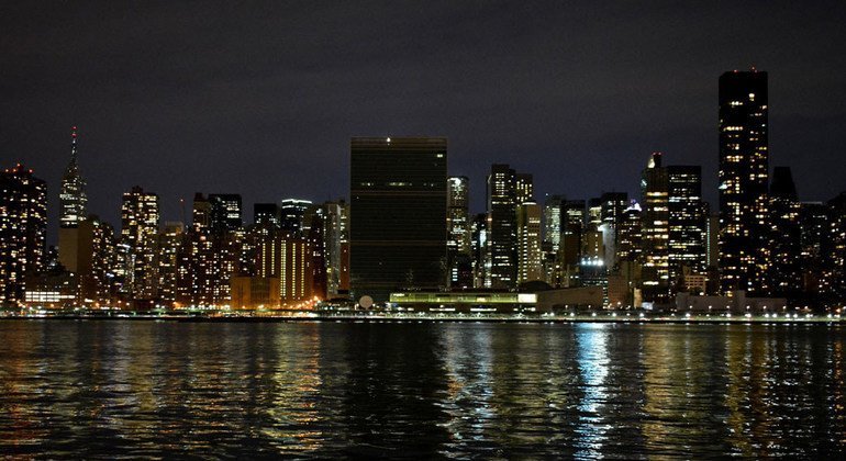 Chaque année, le siège de l'ONU, à New York, éteint ses lumières pour célébrer Une heure pour la planète.