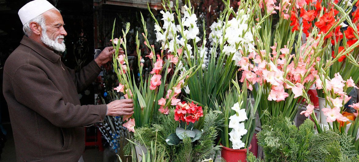 Украшение дома цветами - одна из традиций Навруза.