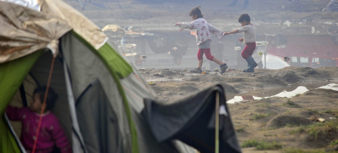 بالرغم من القيود المفروضة على الحدود في منطقة البلقان، إلاّ أن تدفق اللاجئين والمهاجرين إلى إدوميني باليونان لا زال مستمرا. صور اليونيسيف/Georgiev