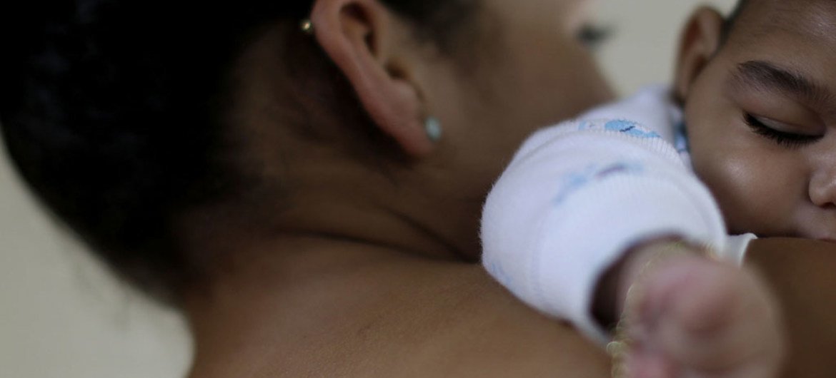 Una joven de 15 años sostiene a su bebé, de 4 meses, que nació en Recife (Brasil) con microcefalia. Foto: UNICEF/UN011574/Ueslei Marcelino